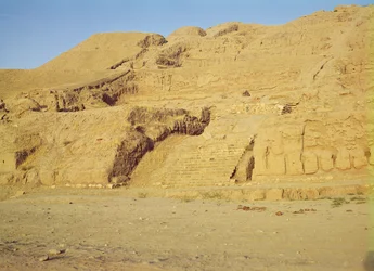 Vista dos degraus, terraços e templo zoroastriano